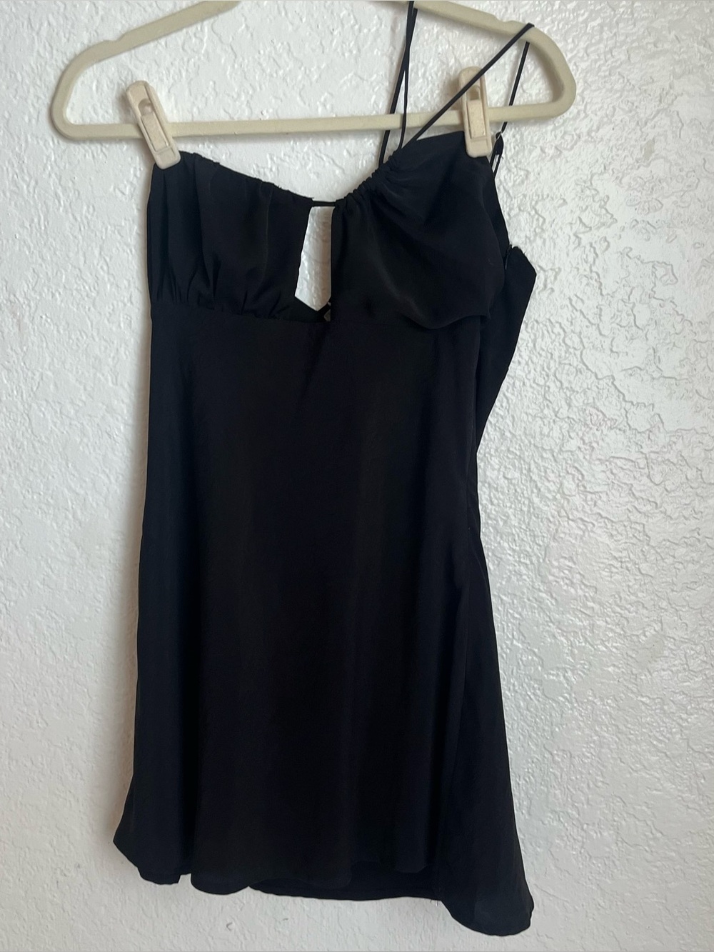 Le Lis Collection one shoulder strap of black mini dress women’s size medium LBD